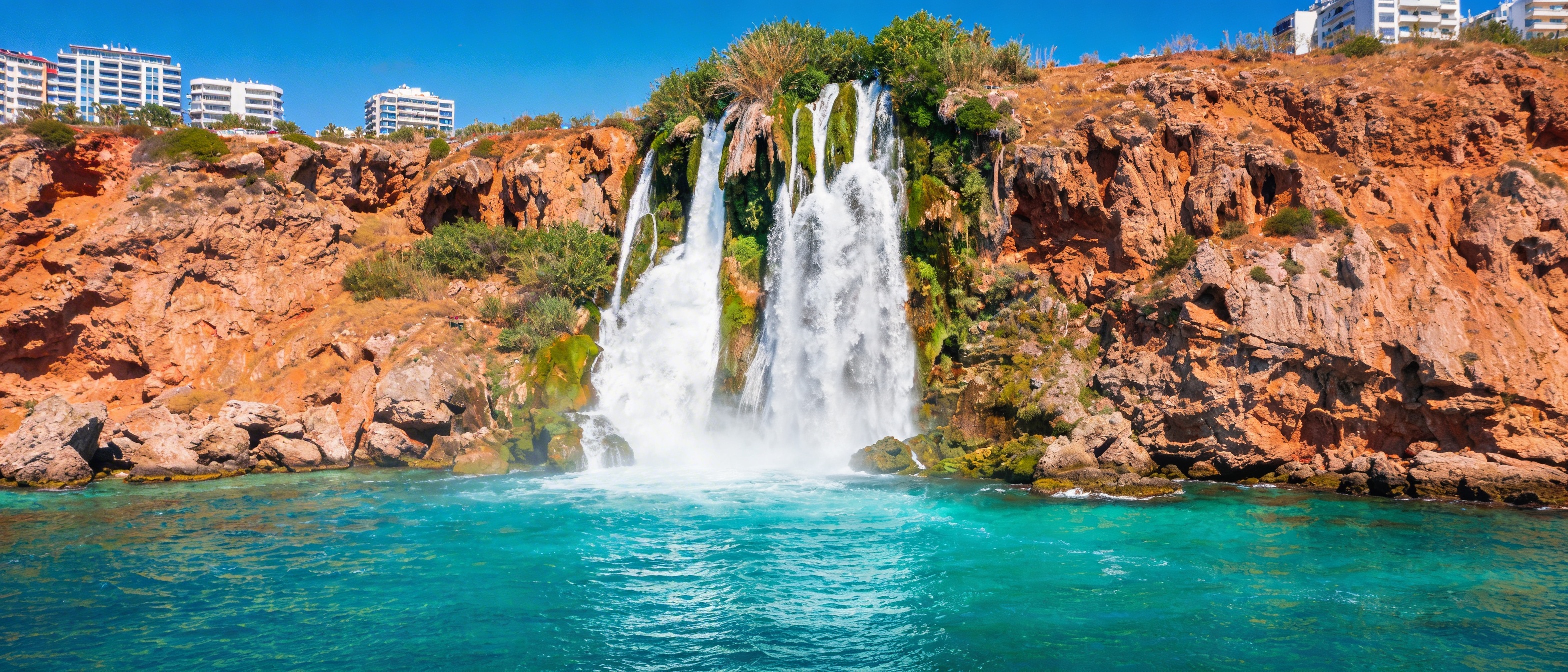 Побережье Анталии с водопадом Нижний Дюден, падающим со скалы в море