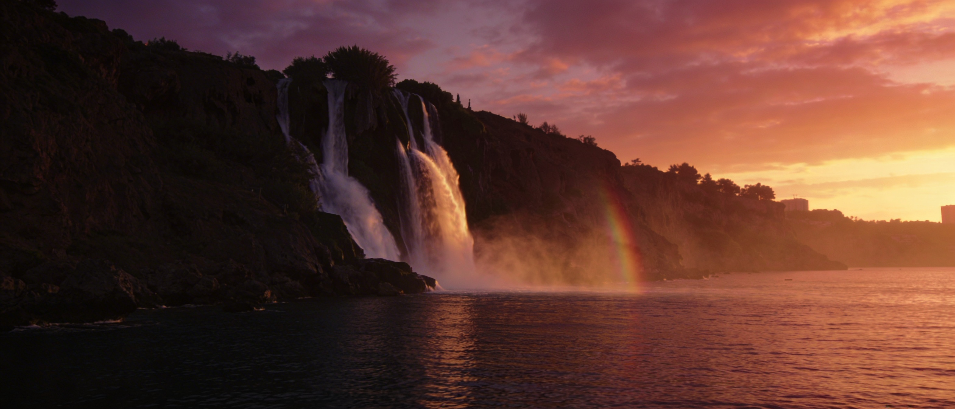 Нижний Дюден на закате: водопад в Средиземное море в золотом свете