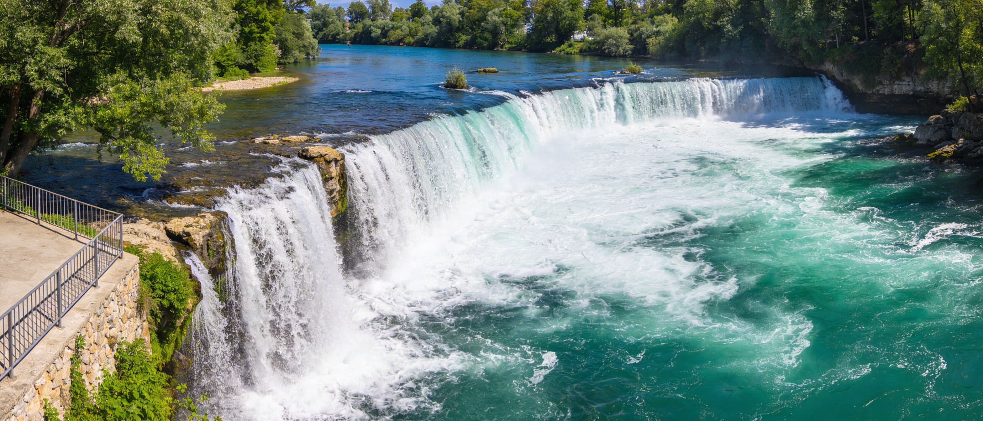 Водопад Манавгат: широкий мощный поток бирюзовой воды
