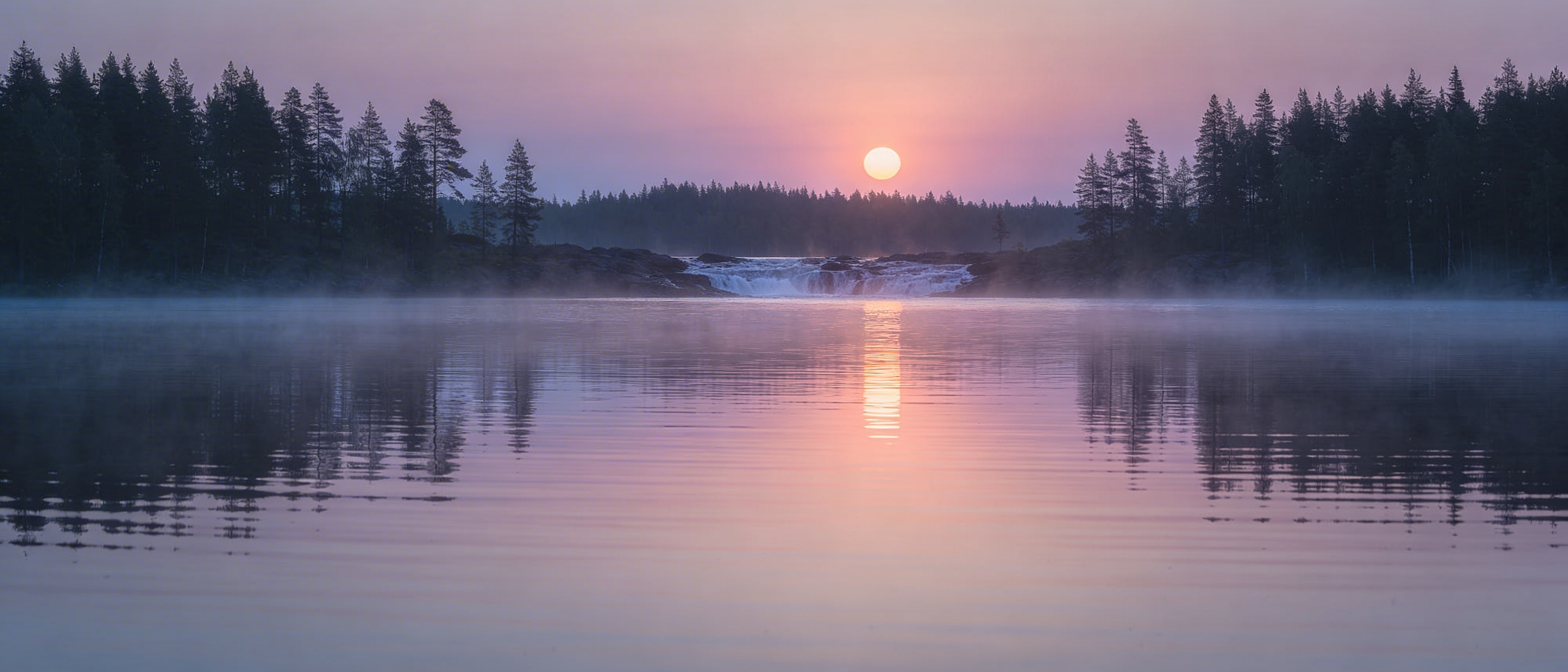 Белая ночь на карельском озере: пастельное небо и водопад в тумане