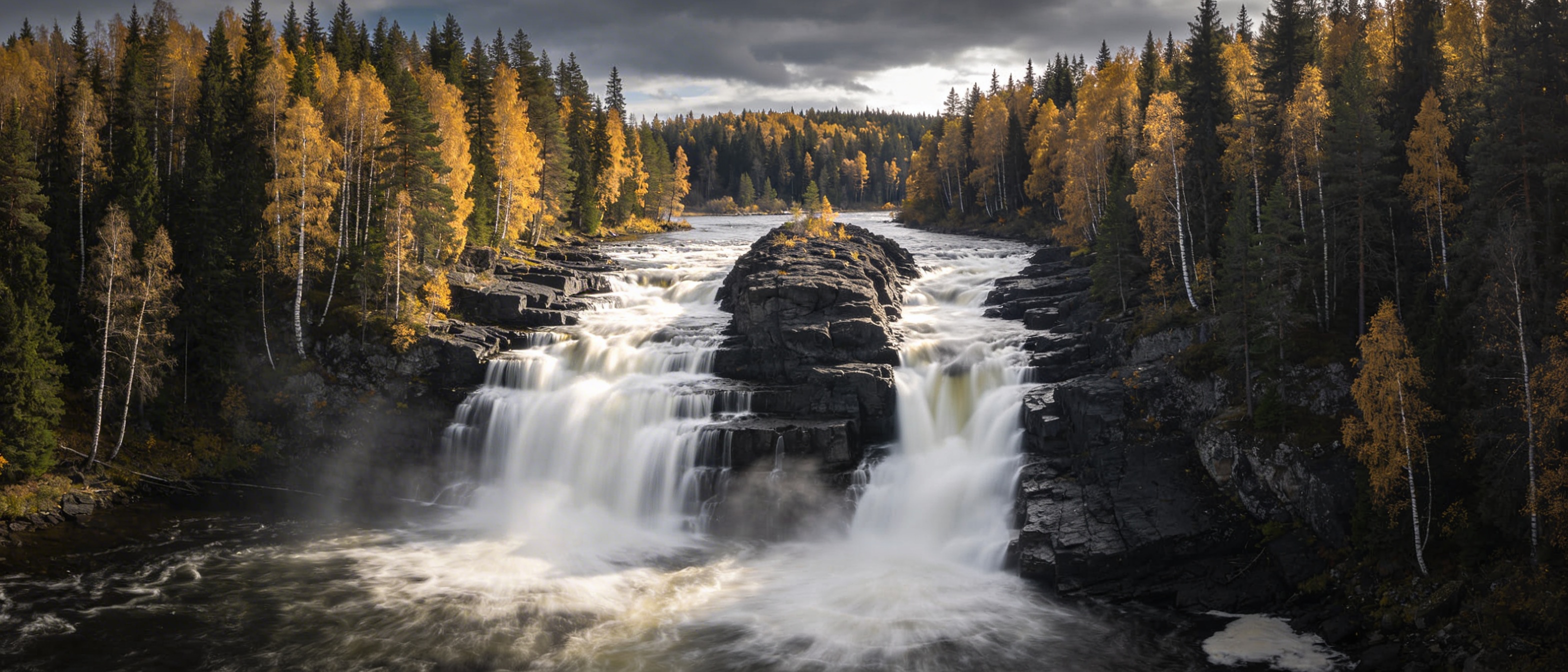 Водопад Кивач на реке Суна: многоступенчатый каскад среди тайги