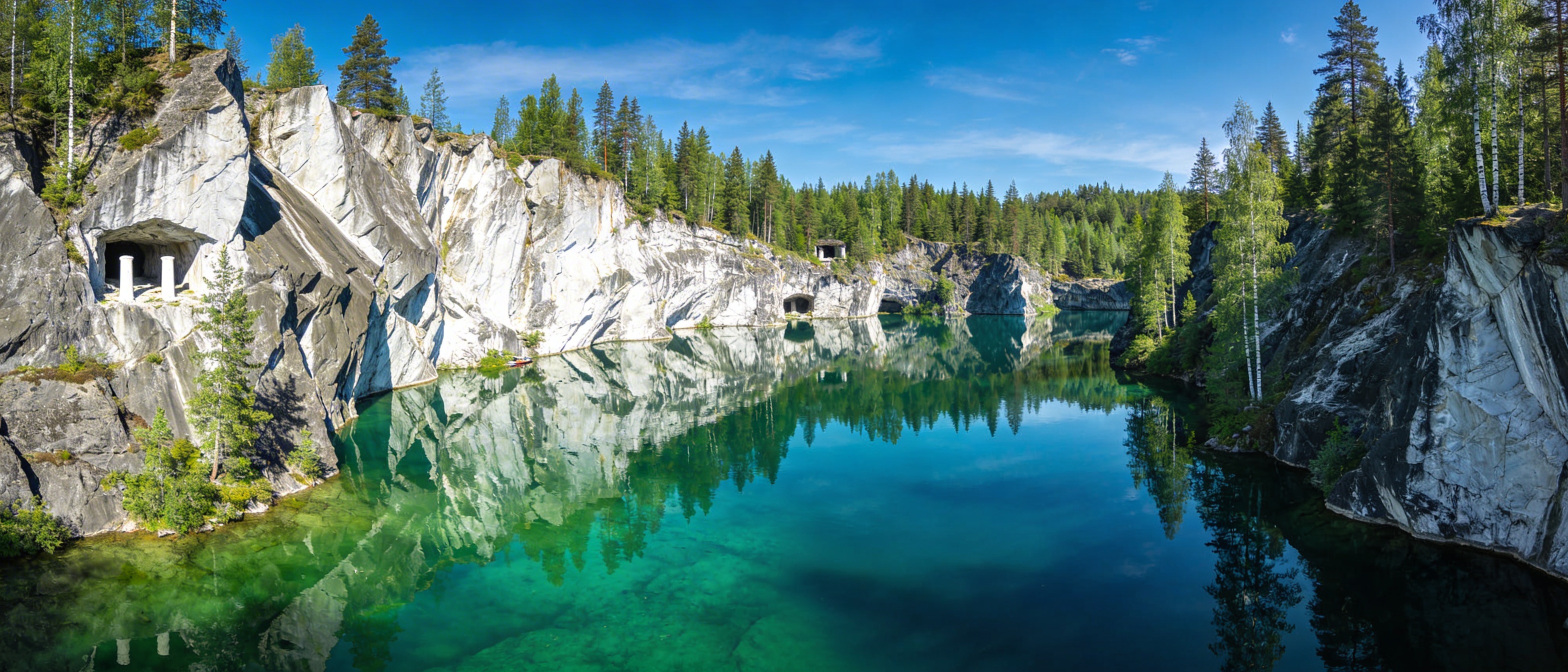 Мраморный каньон Рускеала: изумрудная вода в белых мраморных стенах